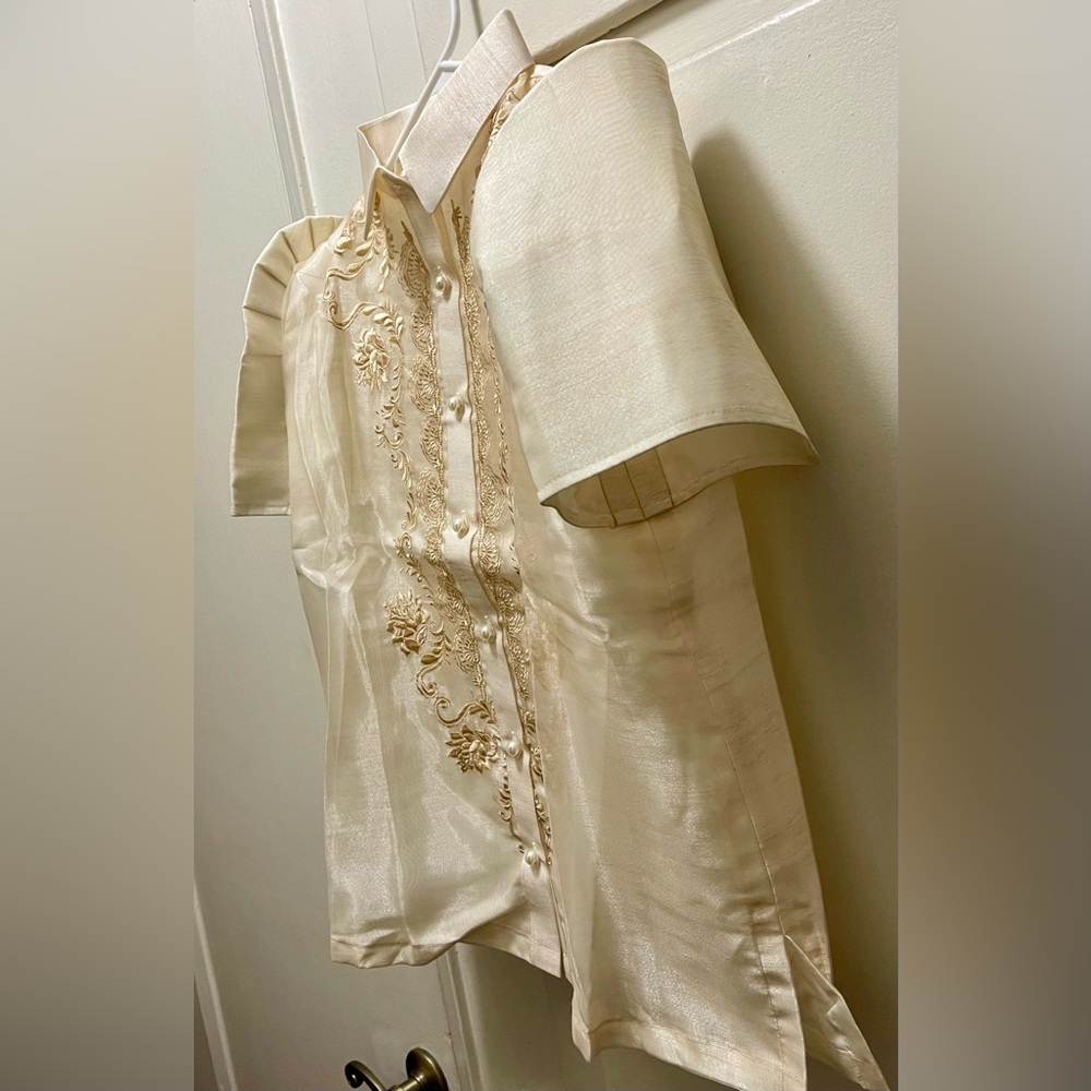 Filipiniana Kimona Mestisa butterfly sleeves
Embroidery traditional xl size